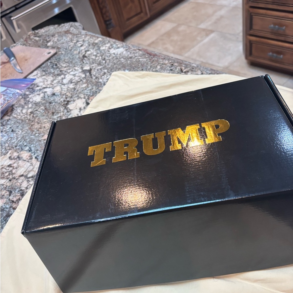 Real, authentic and unworn gold Trump sneakers. Soft, tough and beautiful! - Picture 5 of 5